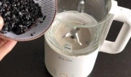 黑芝麻豆浆做法,营养早餐新选择，简单易做养生饮品